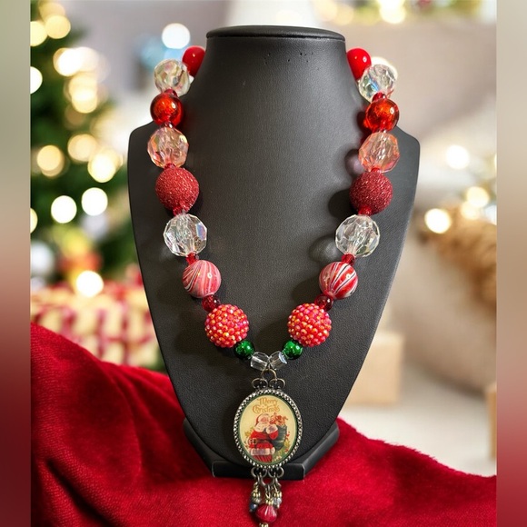 Jewelry - Festive Red and Green Beaded Christmas Necklace